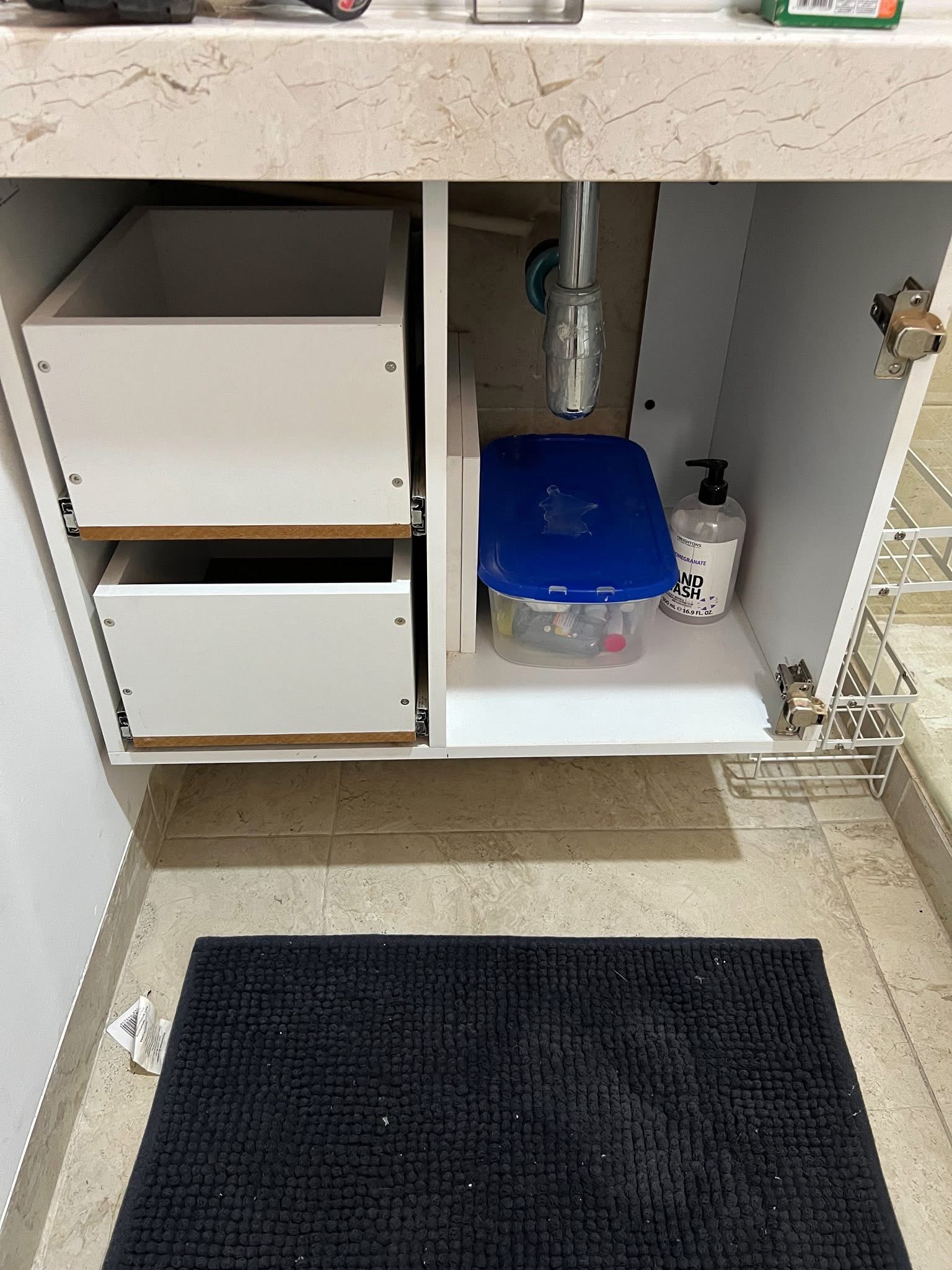 Mueble de baño blanco con cajones