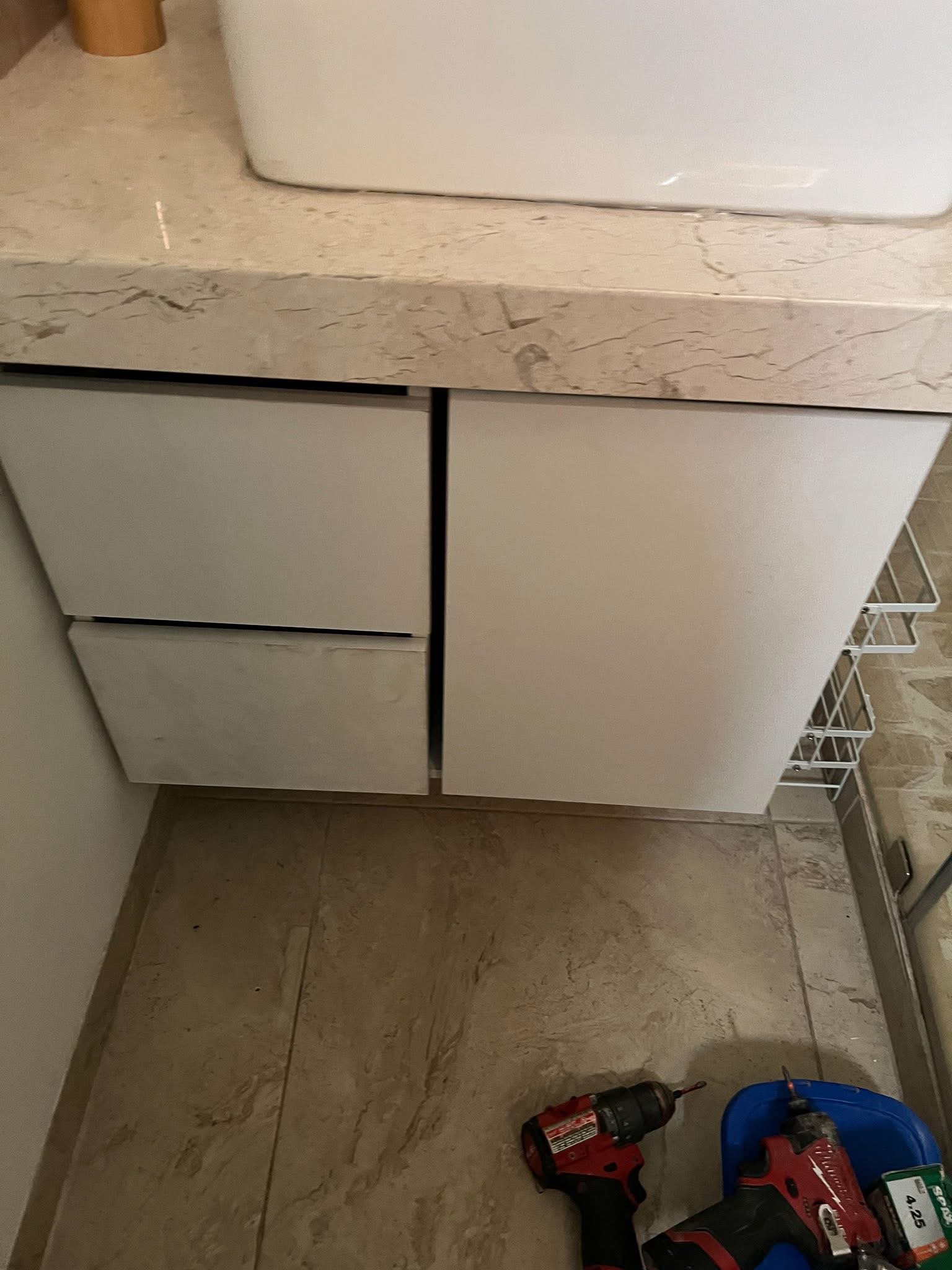 Interior de mueble de baño con almacenamiento